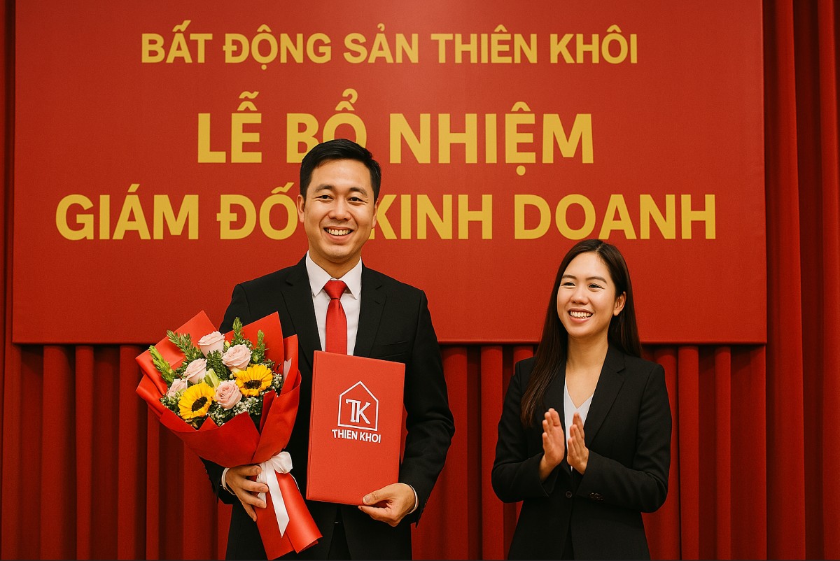 Tuyển Dụng Môi Giới Bất Động Sản Tất Cả Cấp Bậc 2025 – Cơ Hội Đột Phá Thu Nhập Cùng Thiên Khôi 3 Hình ảnh buổi lễ bổ nhiệm giám đốc kinh doanh mới tại Thiên Khôi, sân khấu trang trọng, không khí tự hào và khích lệ.