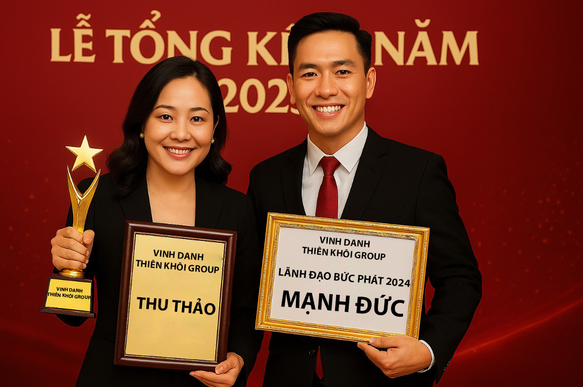 Hình ảnh chị Thảo và anh Đức trong buổi lễ tổng kết năm, cầm cúp vinh danh và bằng khen “Lãnh đạo bứt phá năm 2025”.
